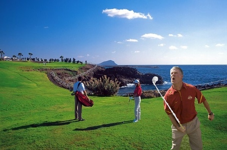 Golfing_medium