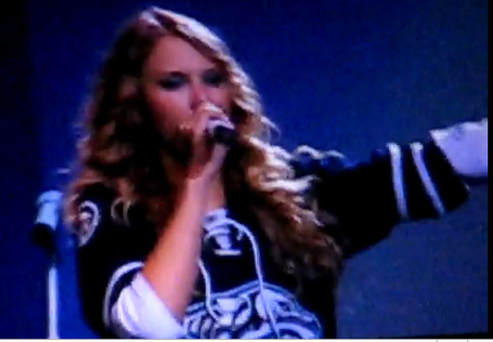Taylor Swift in Nashville Predators 3rd jersey