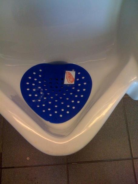 Red_wings_urinal