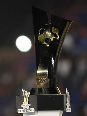 Concacaf_champions_league_trophy_medium